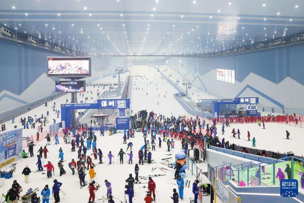 10月7日，滑雪爱好者在深圳·前海冰雪世界内滑雪。新华社记者 梁旭 摄