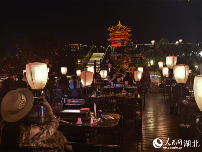 游客正在拍摄黄鹤楼夜景。人民网记者 周雯摄