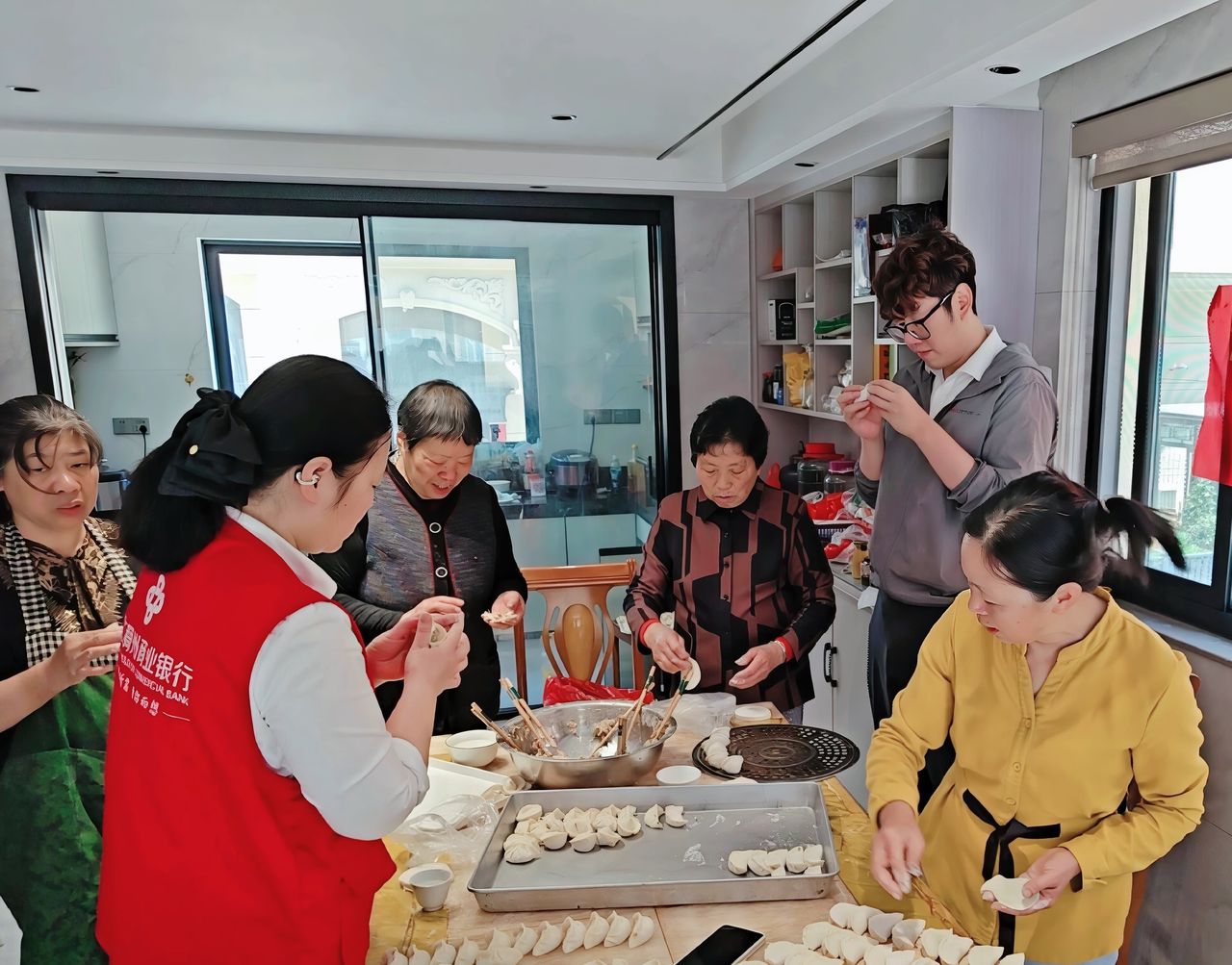 稠州银行台州分行依托“一站一品”建设 母亲节暖心活动绘就金融为民底色