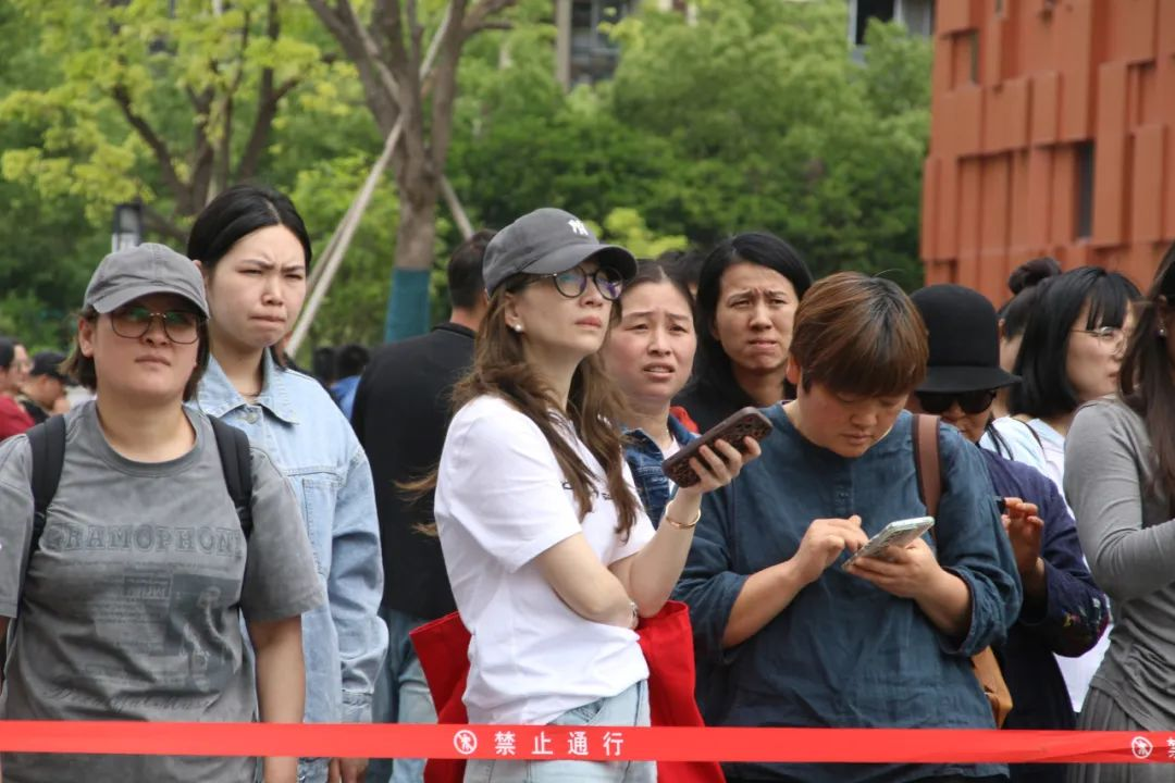 演出为高考避让显温度