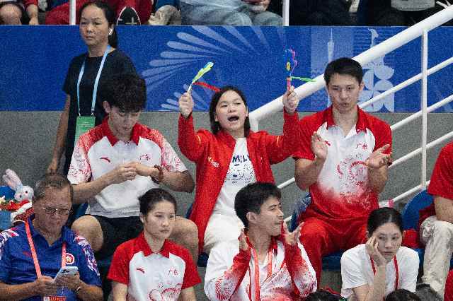 捧杀棒杀映射病态网络文化