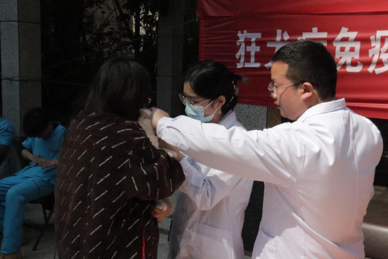九游体育：杭州市富阳区联合开展“宠物狂犬病免费免疫进社区”巾帼服务小分队活动(图2)
