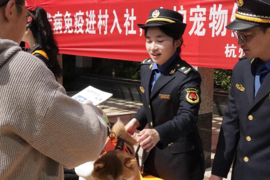 九游体育：杭州市富阳区联合开展“宠物狂犬病免费免疫进社区”巾帼服务小分队活动(图6)