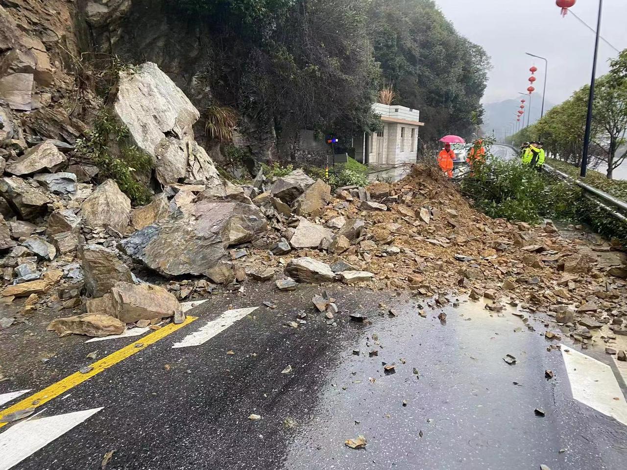 建德：强降雨致道路边坡塌方，公路部门紧急抢险保畅通