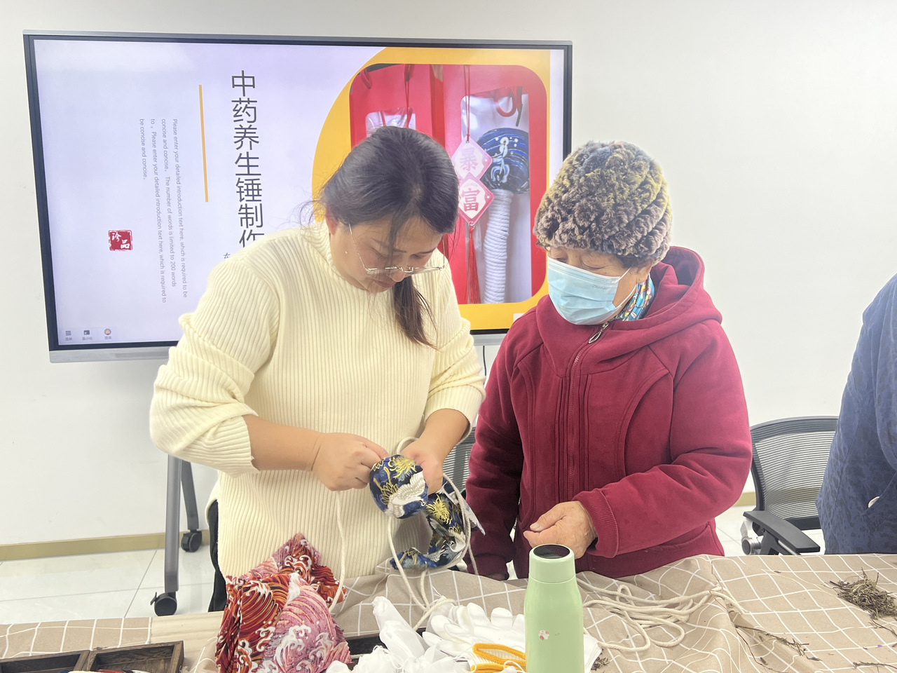 小小养生锤 传递浓浓情 西湖区灵隐街道东山弄开展未来社区创建系列活动