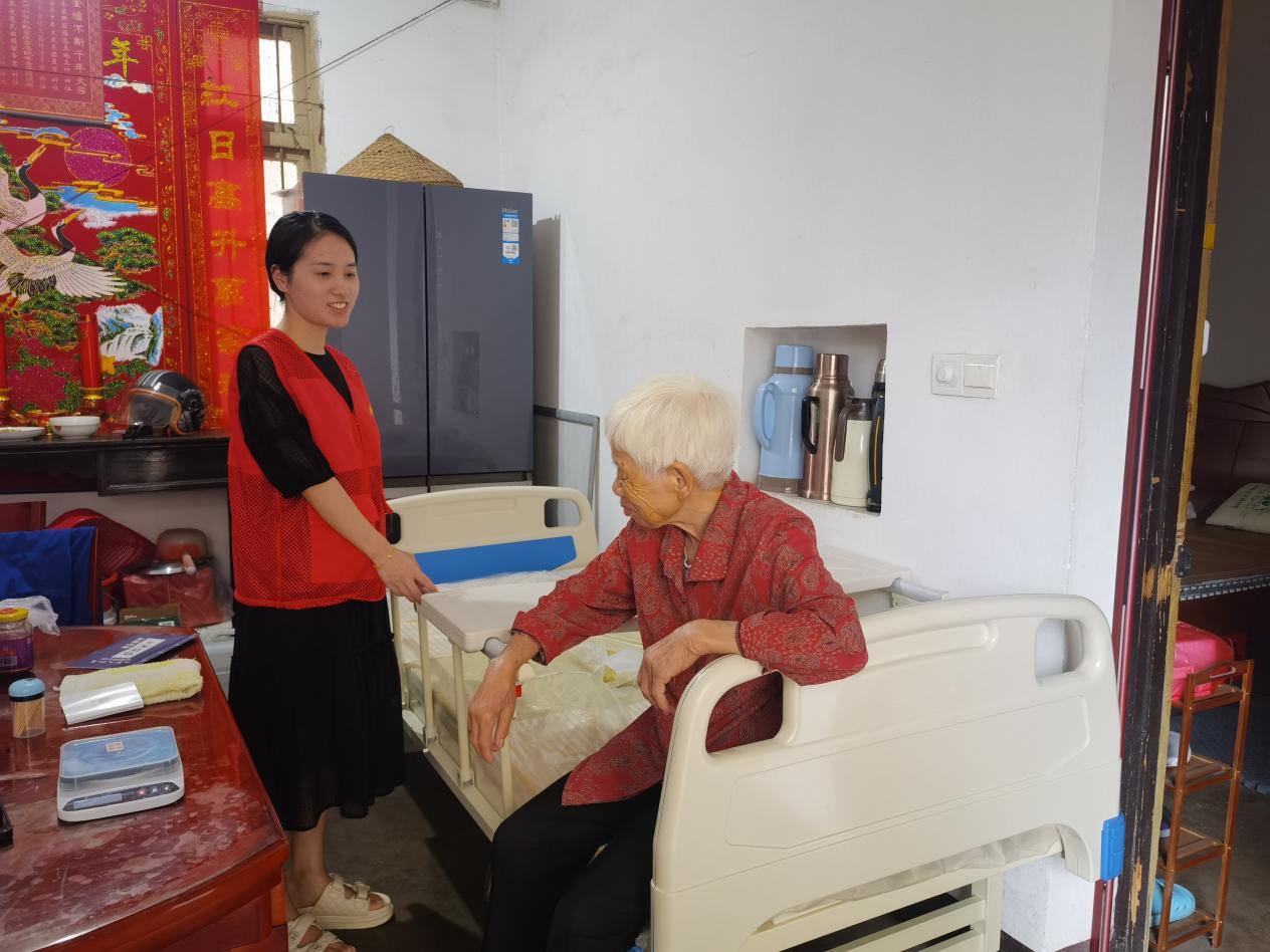 护理床怎么安装步骤图衢州柯城：居家养老适老化改造，为失能老人安装护理床_https://www.jmylbn.com_新闻资讯_第2张