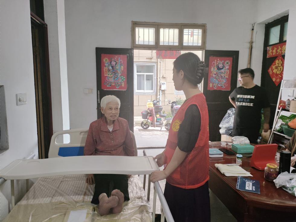 护理床怎么安装步骤图衢州市柯城区新新街道书香社区：居家养老适老化改造，为失能老人安装护理床_https://www.jmylbn.com_新闻资讯_第1张