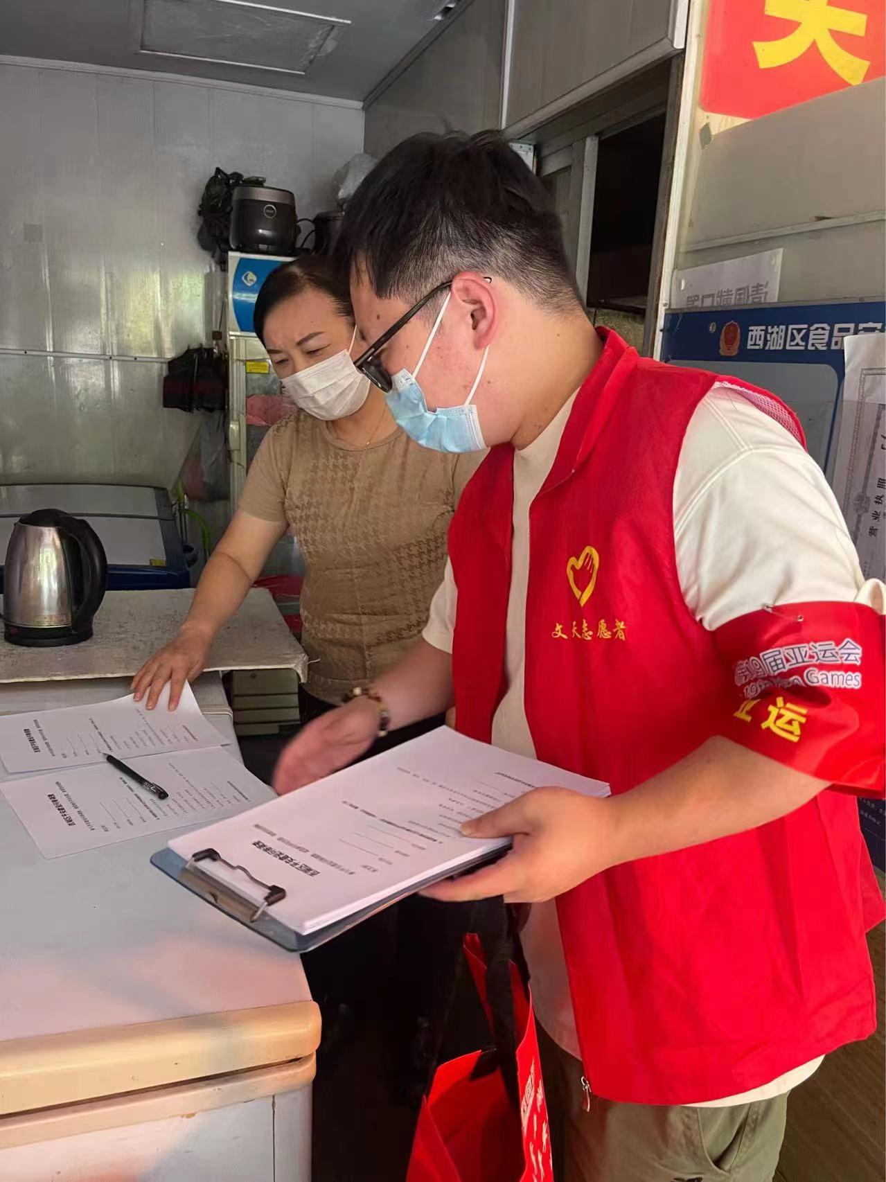 杭州文天社区:人人出力奉献亚运,“红袖章”亮相街头巷尾