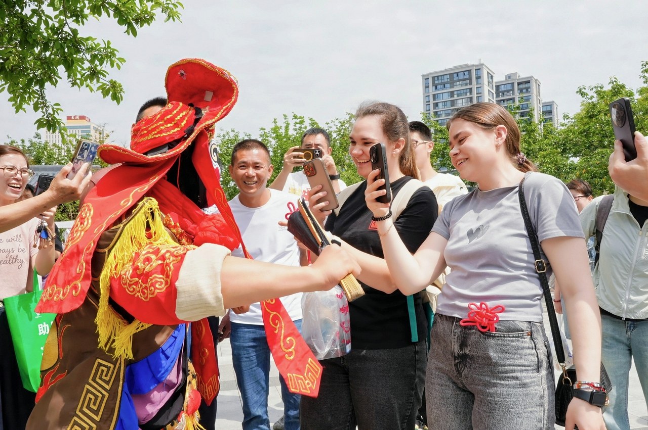 国际海员与演出人员互动.JPG