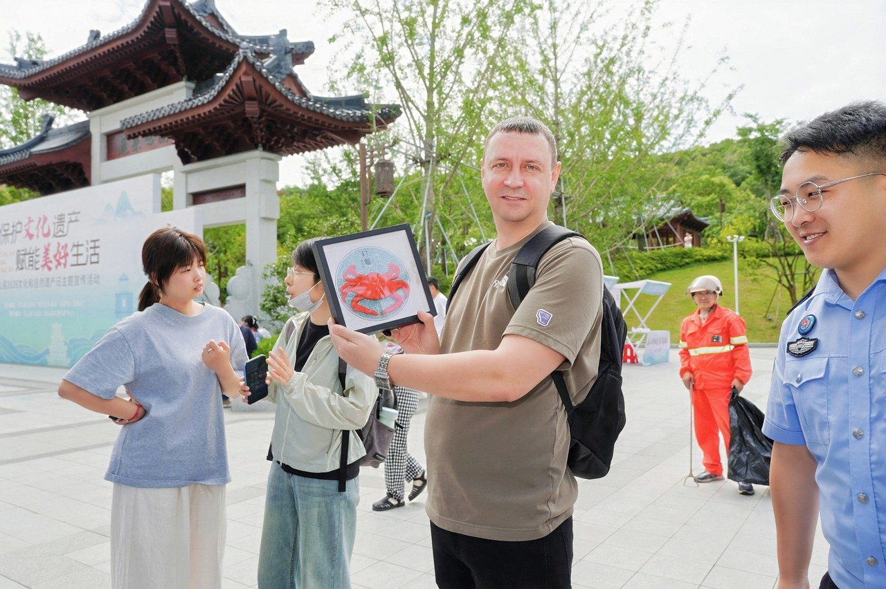 国际海员展示岱山非遗作品.JPG