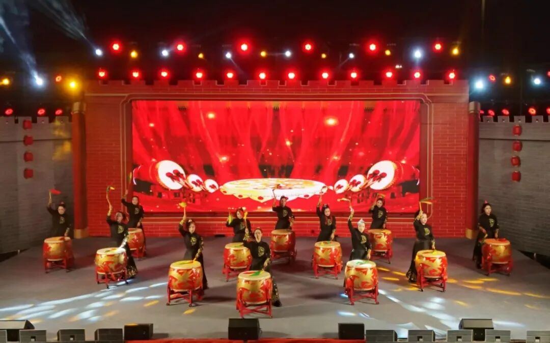 开幕式现场,文艺节目轮番上演。黄瀚 摄.jpg