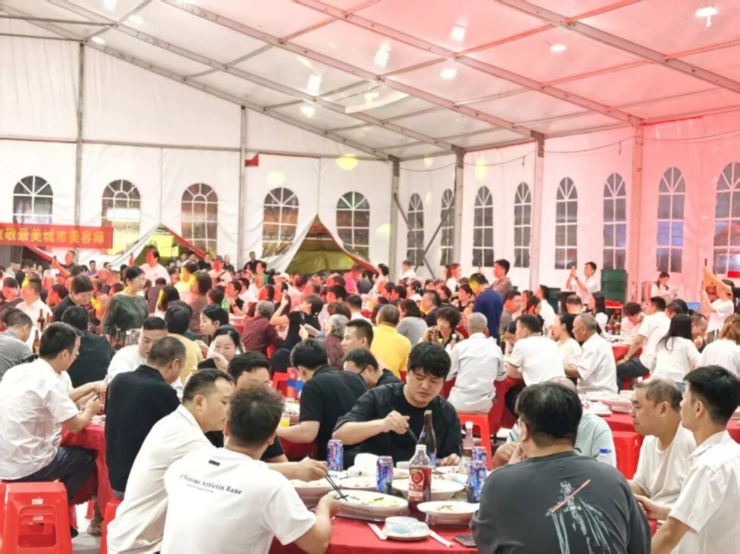 特色八鲜宴,鲜香满桌。黄瀚 摄.jpg
