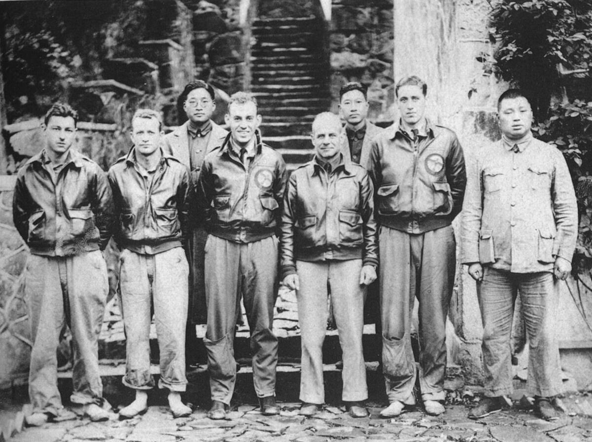 民国31年（1942年）4月，获救的空袭东京一号轰炸机机组人员与救助的中国军民在临安天目山合影，前排左四为空袭东京指挥官中校杜立特尔（浙江省档案馆藏）.jpg
