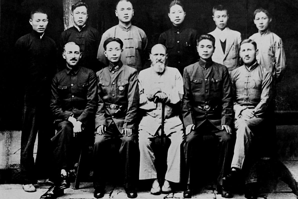 民国31年（1942年）10月，获救的“里斯本丸”号英军军官与舟山参与营救者合影，前排左起：伊文斯、缪凯运、约翰·斯通、王继能、法勒斯（浙江省档案馆藏）.jpg