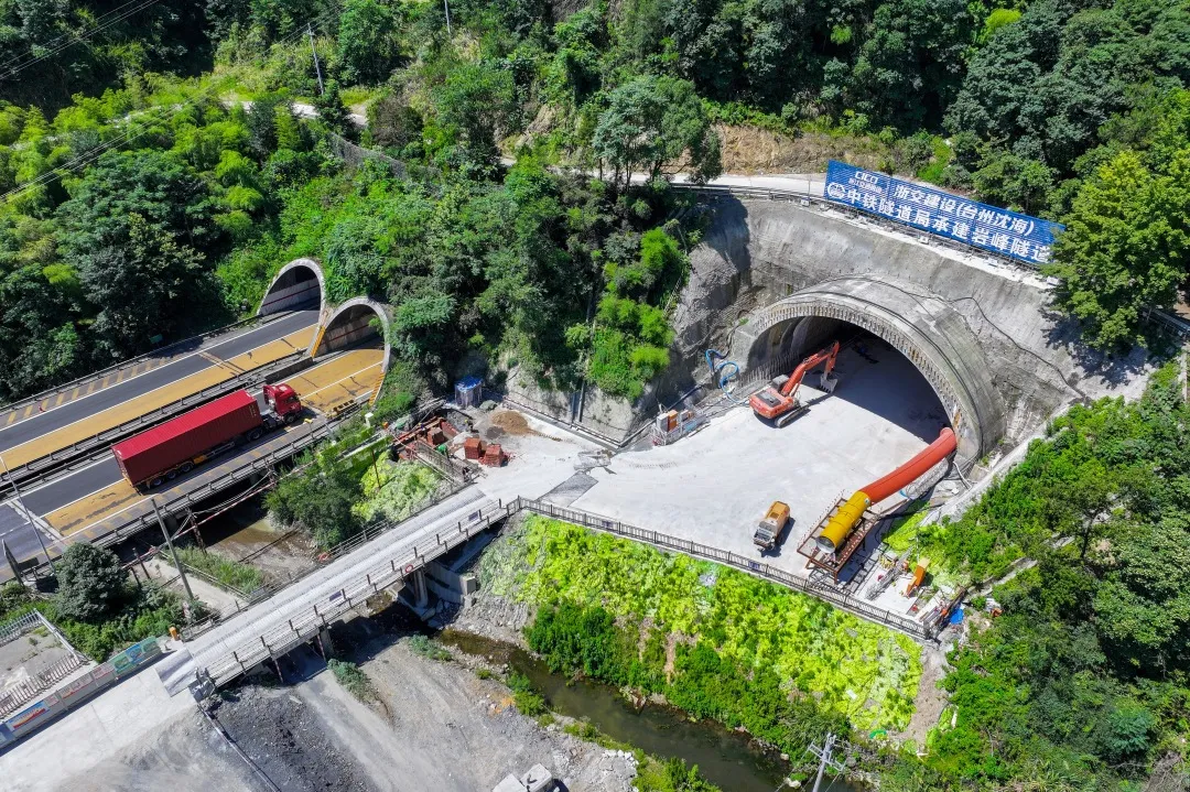 提前45天！甬台温改扩建台州北段项目新建岩峰隧道顺利贯通