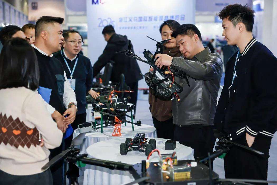 1992426857751883776.webp 图片