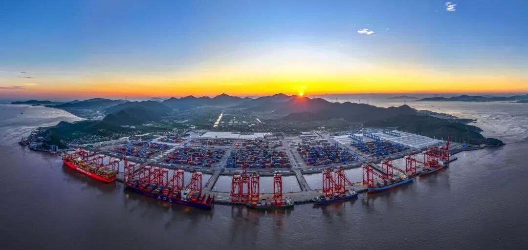 图为：2024年8月8日清晨，宁波舟山港金塘港区大浦口集装箱码头五个泊位全部建成投运.jpg
