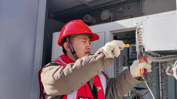 工作中的余建昌。受访者供图