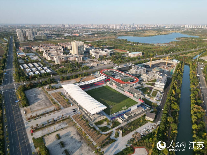 1993515546833825792.jpg 航拍海门足球小镇謇公湖片区。人民网记者王继亮摄