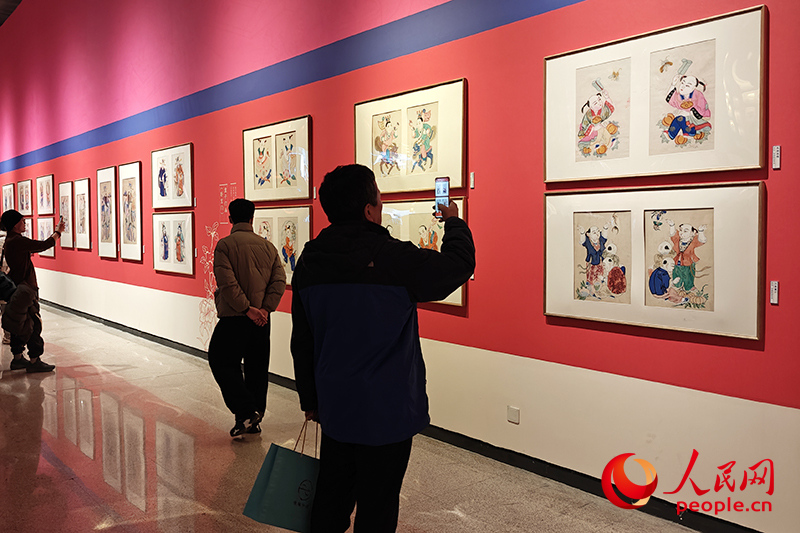 观众在中国非物质文化遗产馆参观展览。人民网记者 韦衍行摄