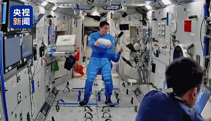 2088059666658430976.gif