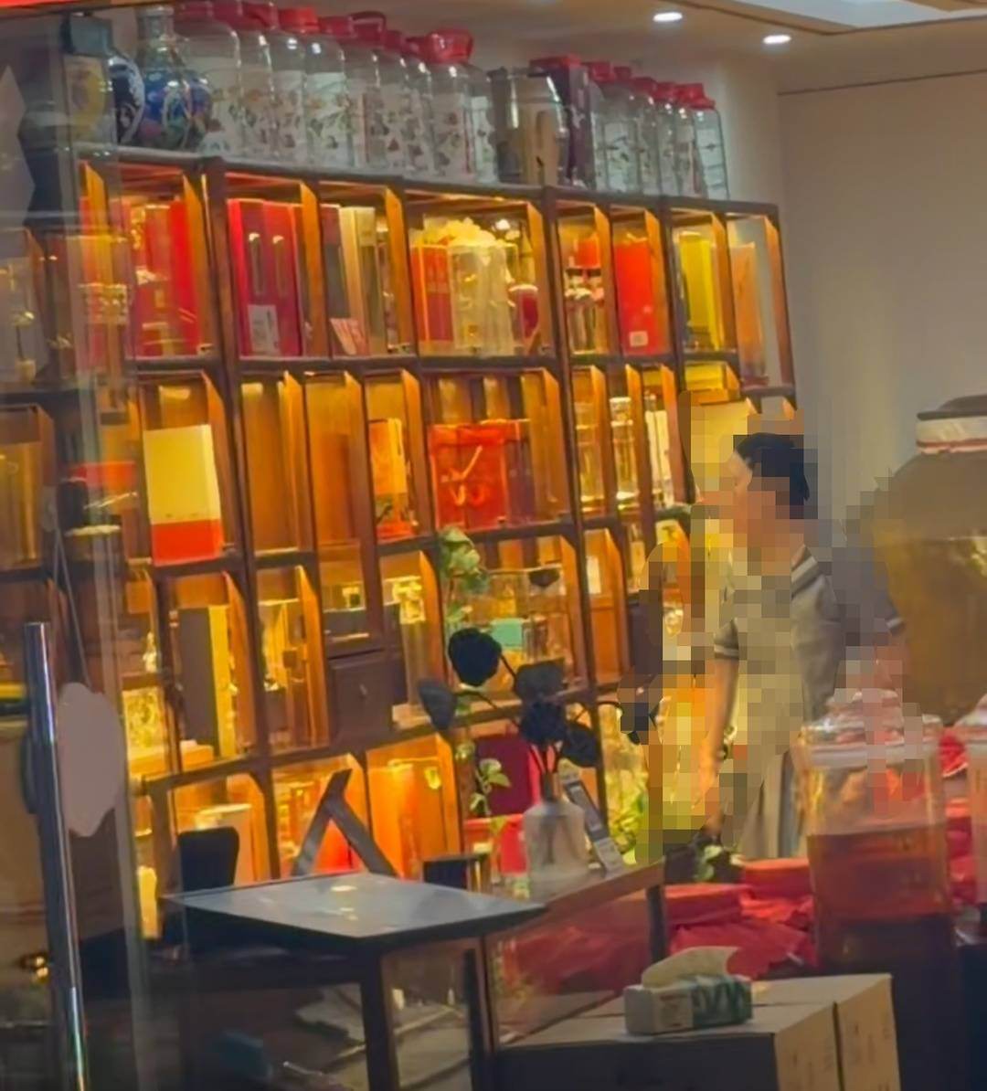 宜宾警方通报女子打砸酒水经营店铺：其已被送往医疗机构诊断治疗