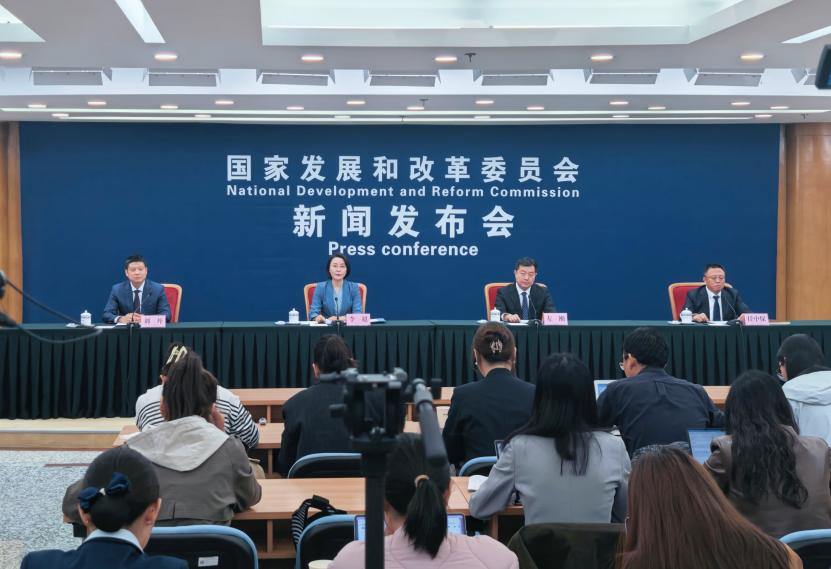 2112710711674081280.jpg 10月20日,国家发展改革委召开10月份新闻发布会。人民网记者 许维娜摄
