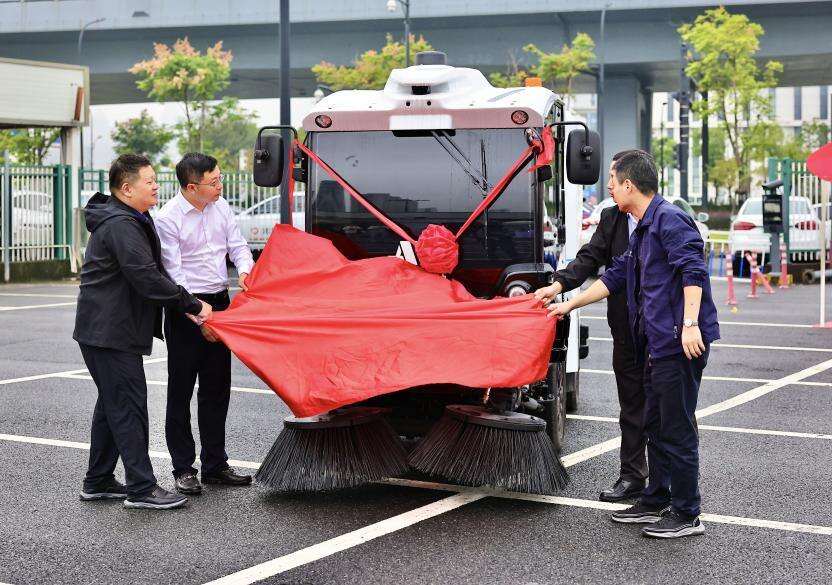 杭州萧山：环卫工人过生日，道路保洁添新翼