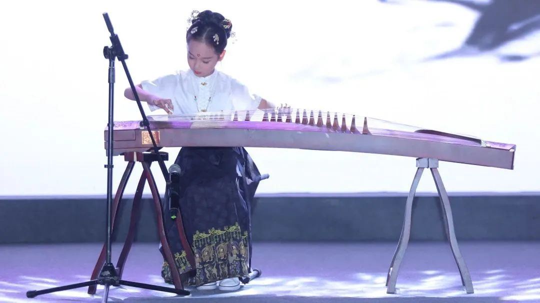 古筝演奏《旱天雷》　　小品《古董风波》　　女声独唱《漂洋过海来