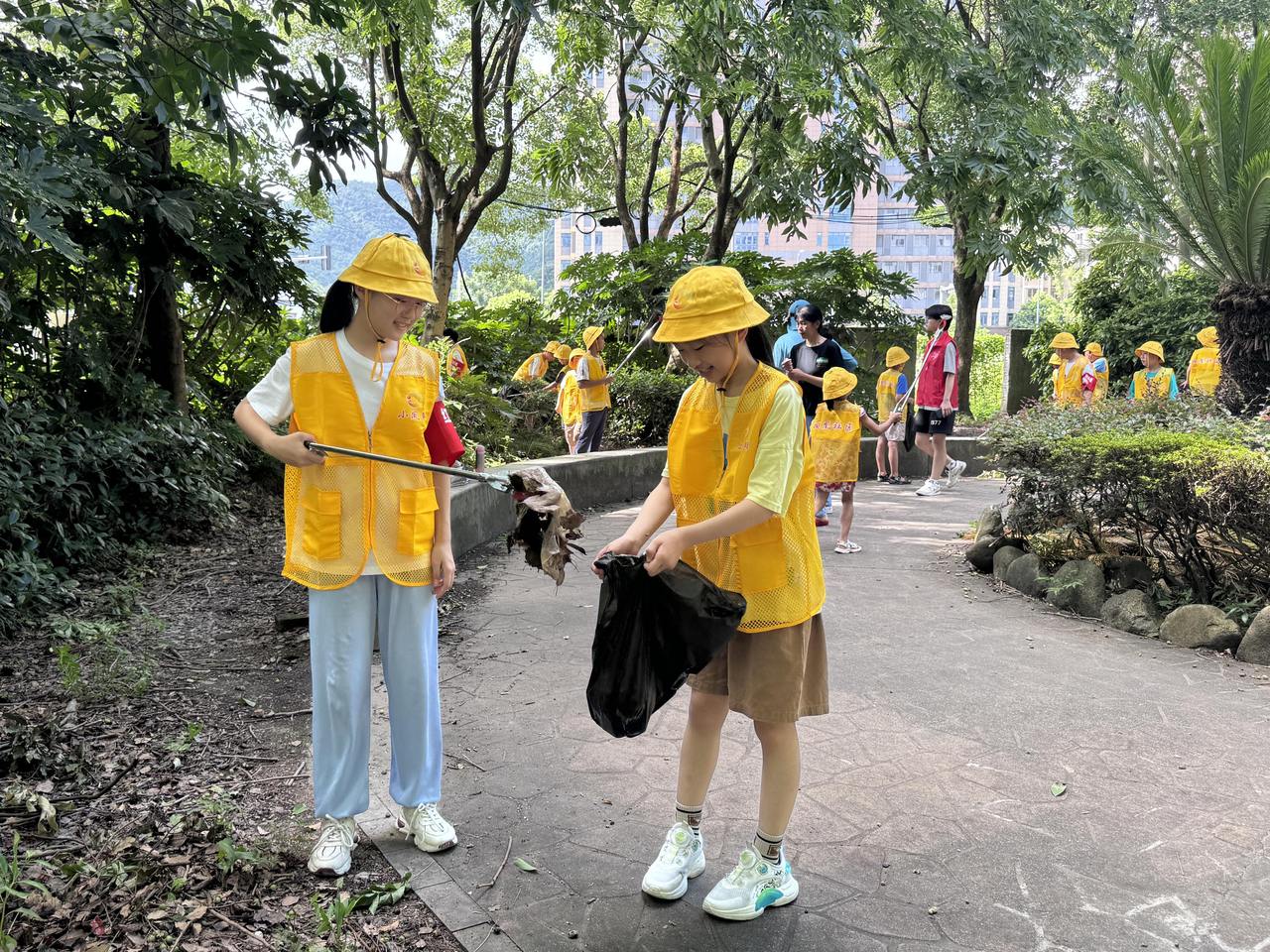 宁波北仑:"小凤雏"清洁家园行动,暑期假日学校绽放文明之花