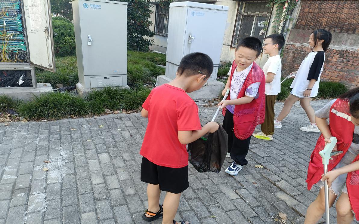宁波北仑:清捡垃圾美环境,平安法治伴你行