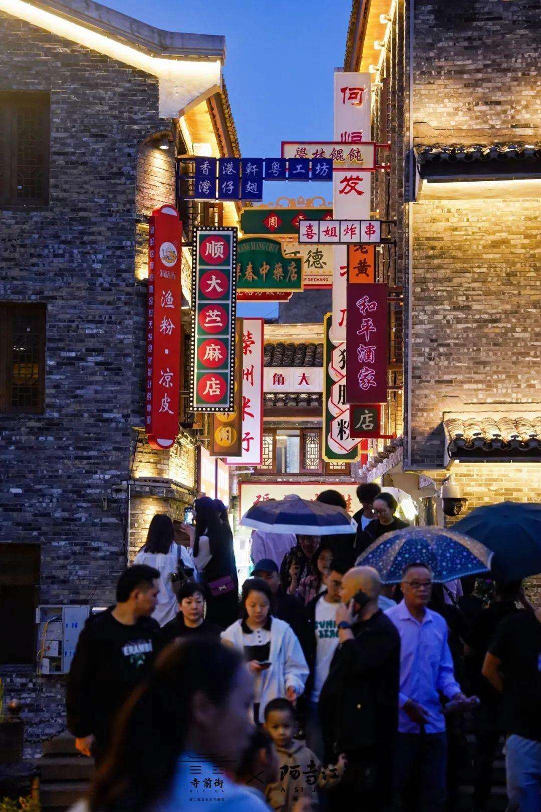 市井气十足的老字号灯牌,当霓虹灯亮起,一股热腾腾的烟火气.jfif