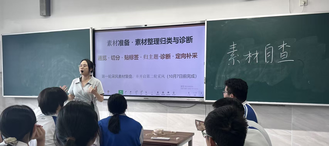老师在给学生分配“工作任务”.jpg