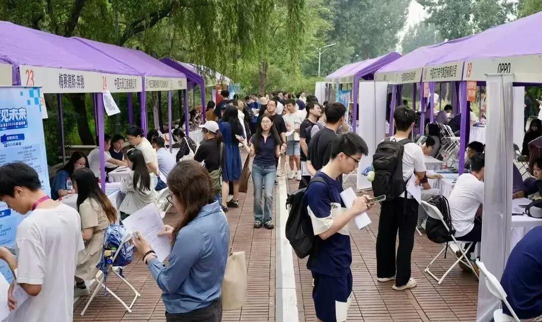 2028762872942612480.webp 图片