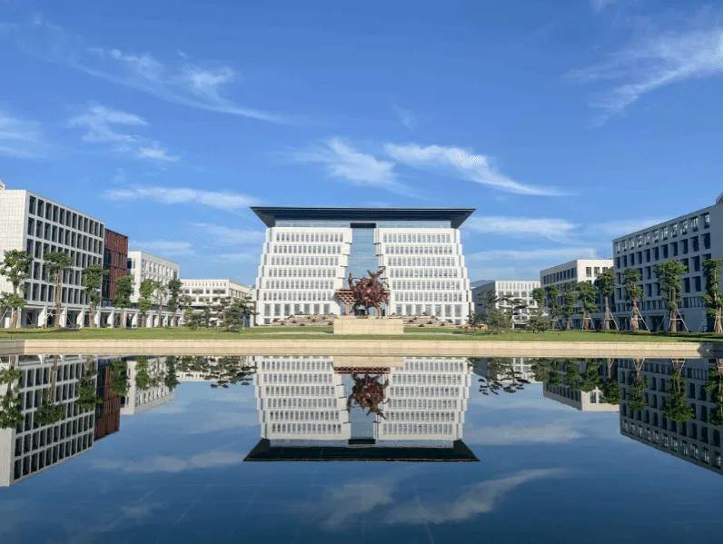 2072877446515900416.webp 图片