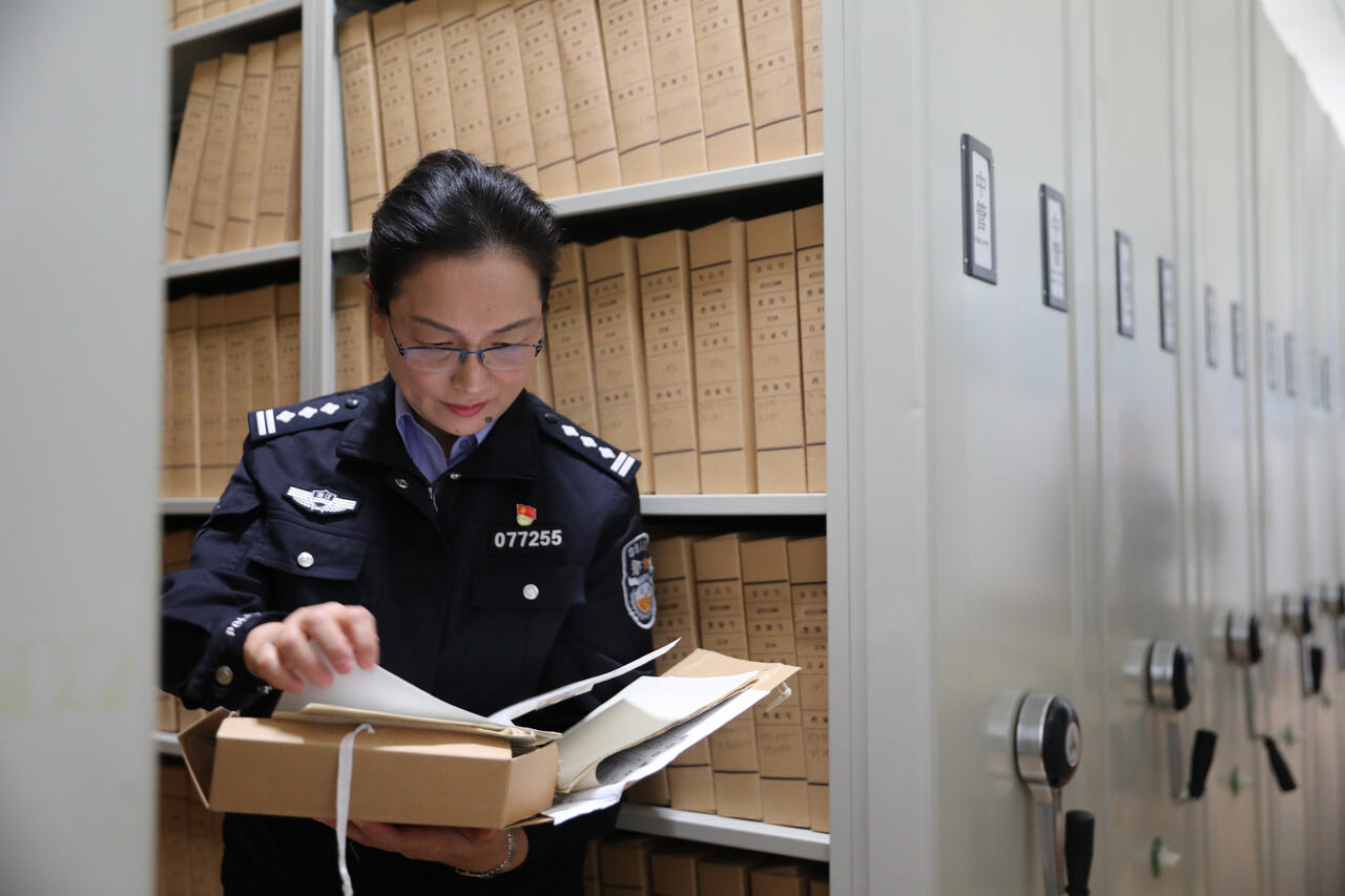 刘秀英在档案室查阅资料。(胡昌清 摄).JPG