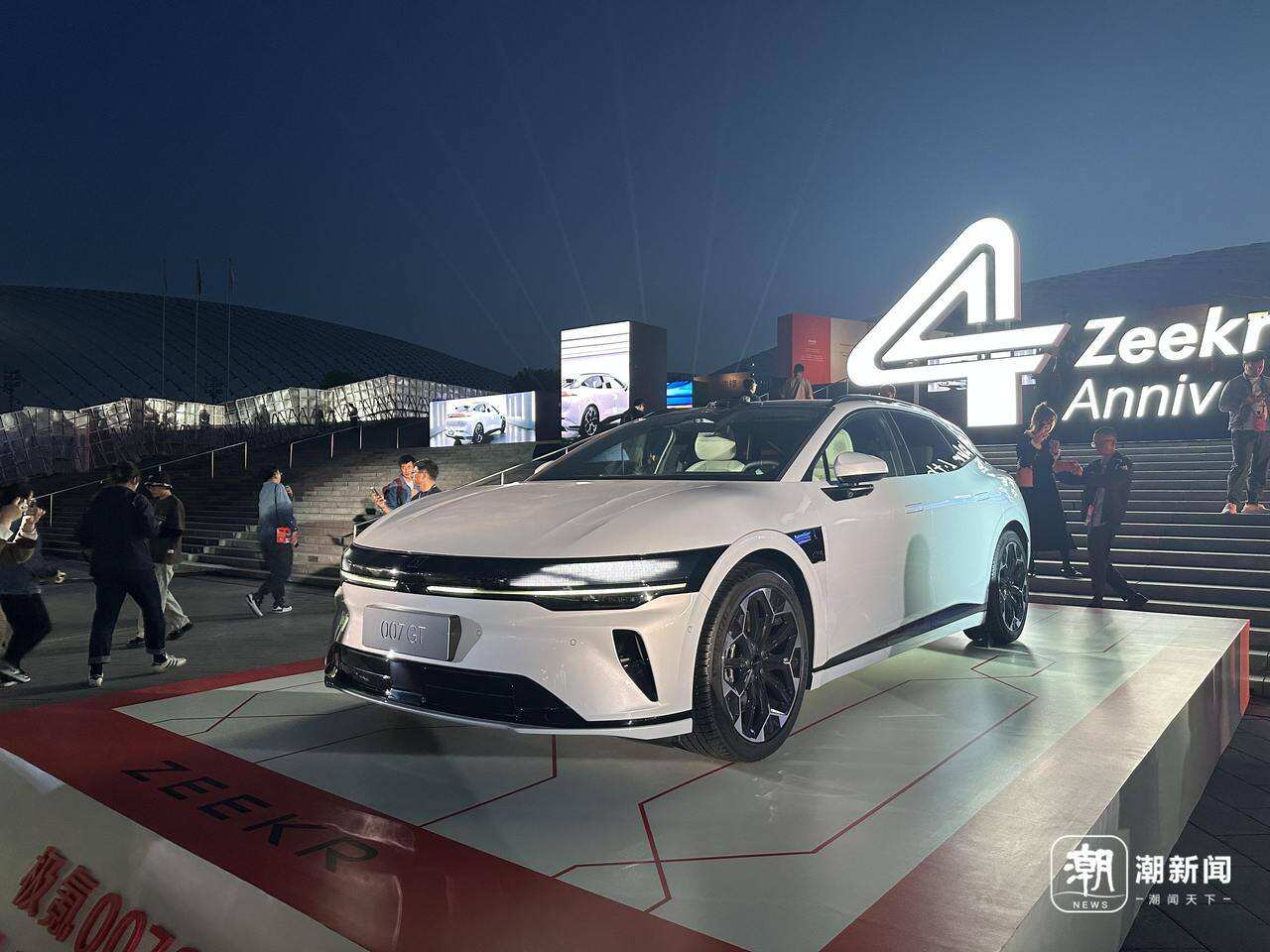 发布会上展示的极氪 007 GT。潮新闻 记者 王凯艺 摄.jpg