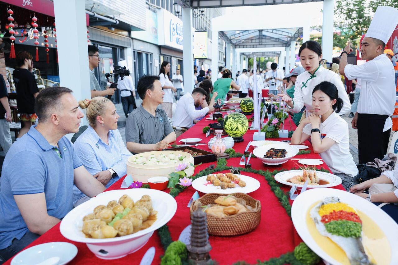 舌尖上的相遇—中东欧美食与‘味美浙江·百县千碗’人文交流活动。共享联盟·江北 李嘉伟 摄.jpeg