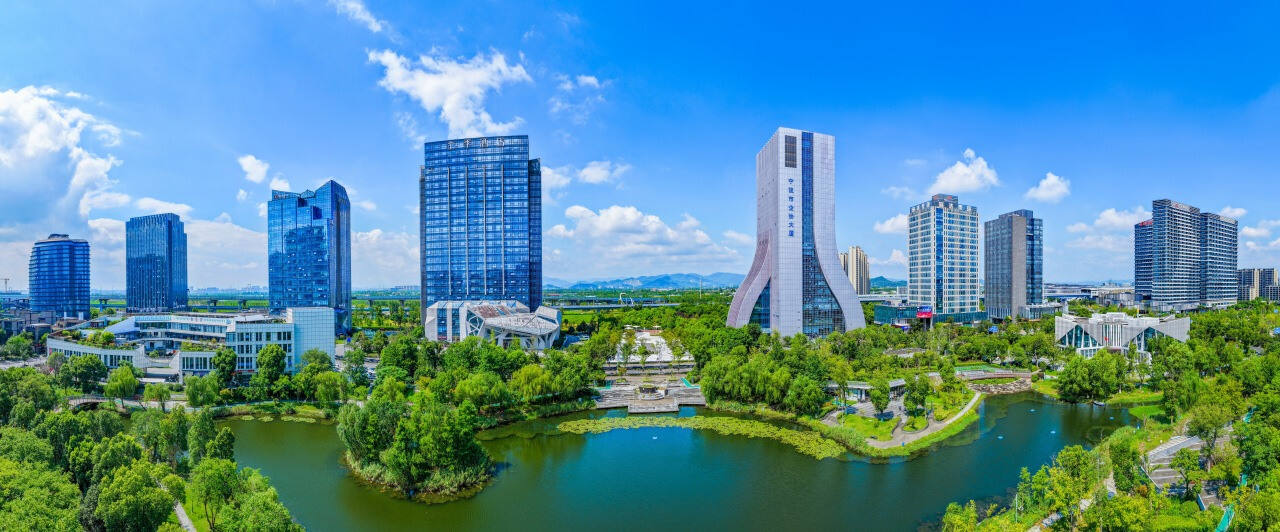 前洋艺术湖畔 沈国峰摄.jpg