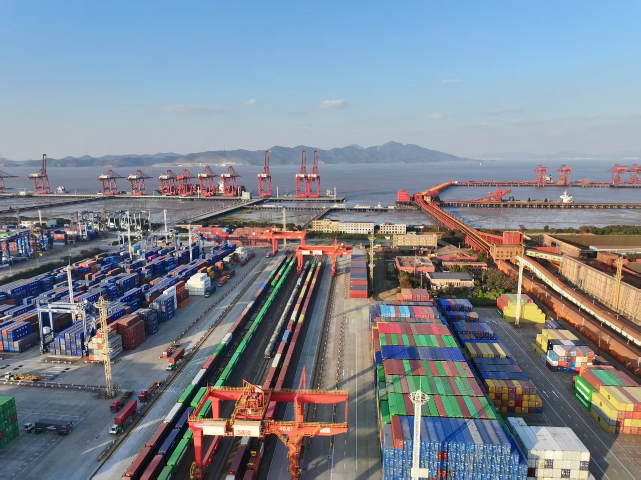 铁路直通码头,全国首个“百万箱级”铁路港站诞生 宁波在线_浙江在线