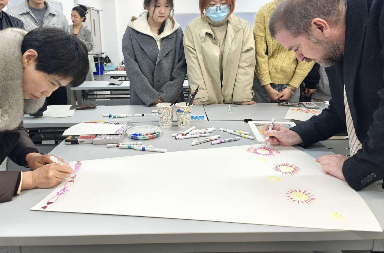 澥浦农民画与英伦风同台共创 共享联盟·镇海 供图.jpg