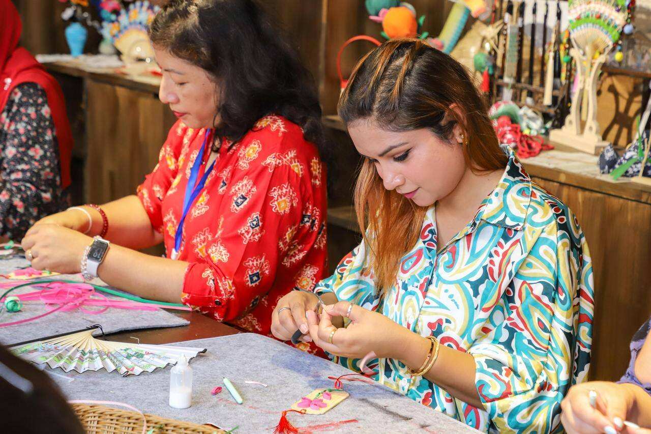 外籍“学员”在镇海“手艺人部落”体验非遗技艺 共享联盟·镇海 供图.jpg