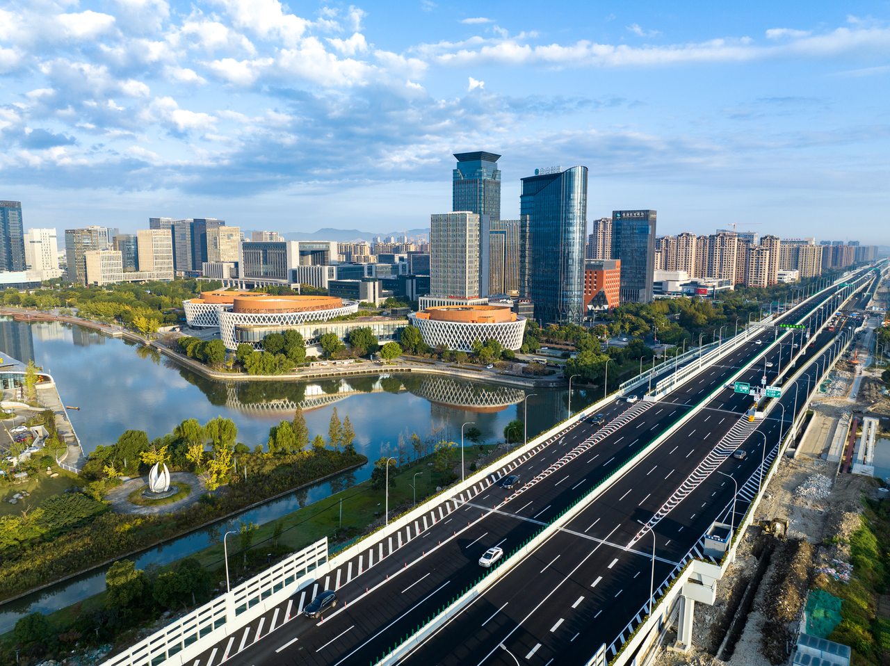 【主图】世纪大道快速路(东明路-沙河互通)建成通车 唐斌权 摄(右下角工地请处理一下).jpg