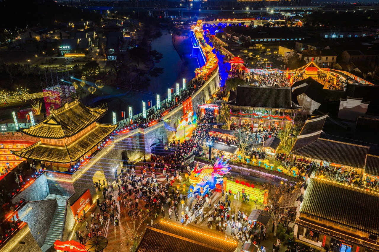 宁波慈城打造“白天赶市集、夜晚赏花灯”全天游玩模式。摄影 沈国峰.jpg