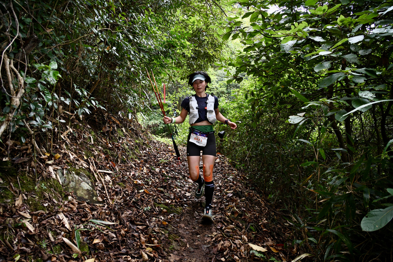 宁海越野挑战赛的选手穿梭于风景秀丽的山间步道.jpg