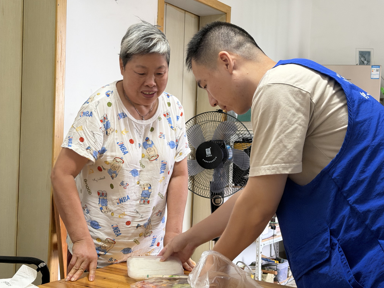 社区工作人员为老人送去热饭菜.jpeg