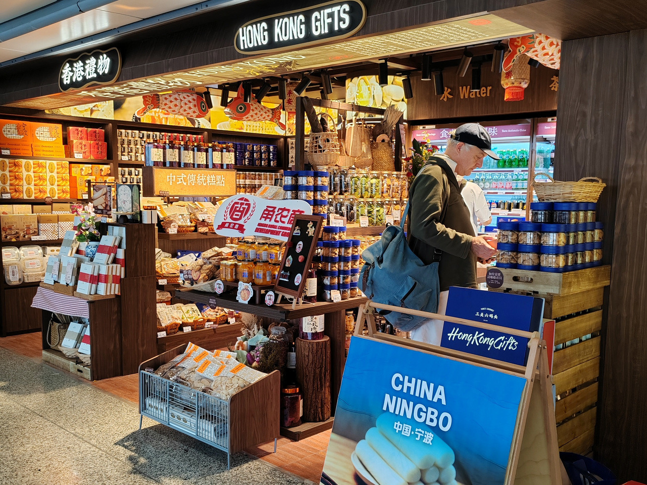 旅客正在逛店。受访者供图.jpg