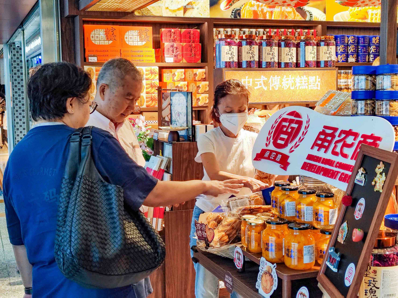 旅客正在选购宁波好物。王嘉彬 郑蓉 摄.jpg