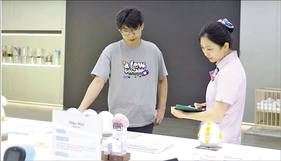 农行工作人员走访服务企业.jpg