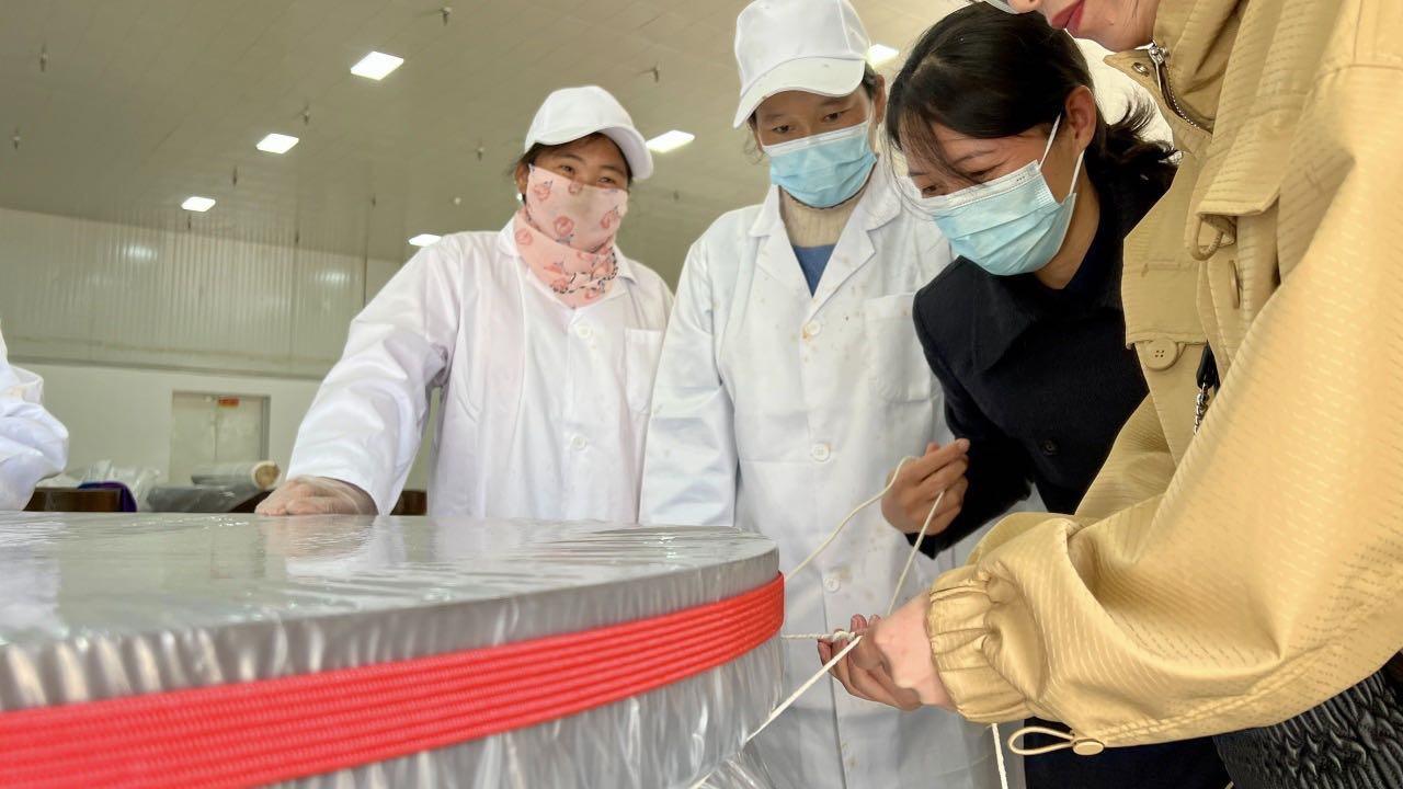 图为工人们正在苹果酒厂内劳作。共享联盟·东柳 供图.jpg